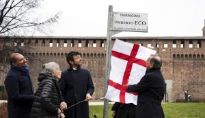 Umberto Eco passeggiata piazza Castello