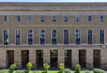 Joseph Kosuth illumina il Museo del Novecento