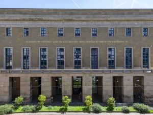 Joseph Kosuth illumina il Museo del Novecento