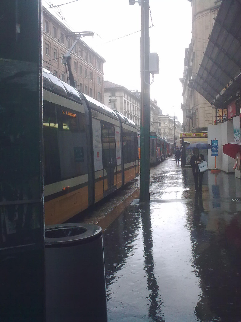 fila_di_tram_in_via_Torino